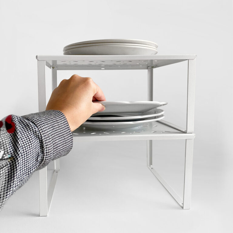 Pack x2 Estante UP de chapa de acero plegada, organizador de alacena, vajillero, color blanco, instalado en alacena con platos, diseño minimalista y resistente – Muett