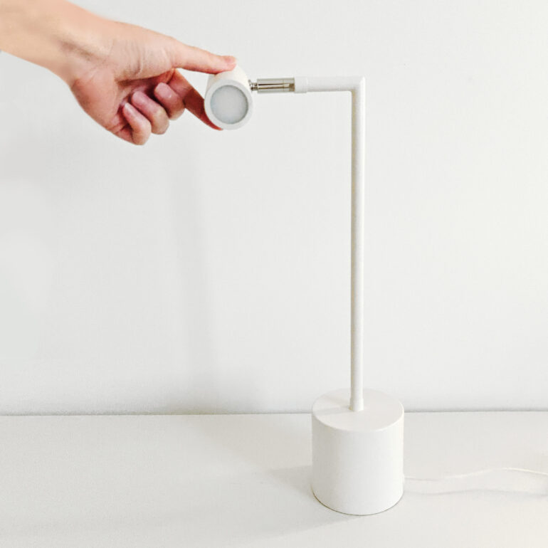 lampara de mesa articulada velador de diseño luminaria led luz dirigida diseño original muett