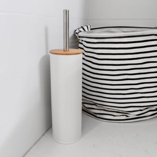 Escobilla con porta cepillo para inodoro NORD blanco en baño moderno, acompañado de un cesto laundry, estilo escandinavo.