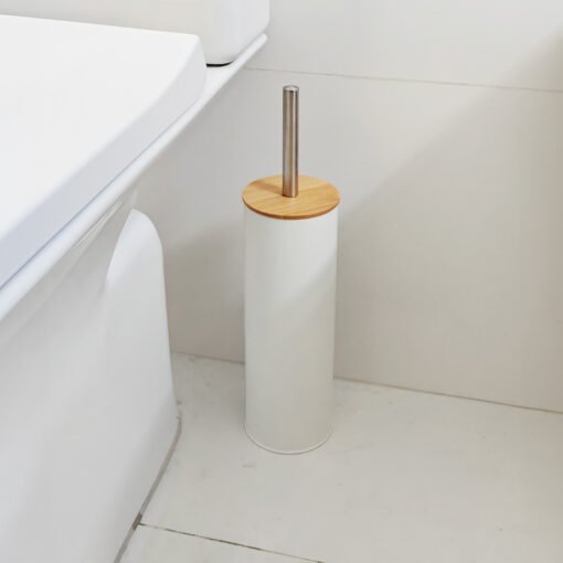 Escobilla para inodoro decorativa NORD color blanco con tapa de madera en baño moderno, estilo escandinavo y práctico.