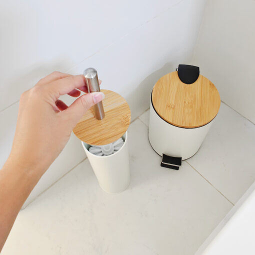 Set Escobilla para inodoro y tacho pequeño NORD con tapa de madera en uso. Porta cepillo limpia inodoro de diseño escandinavo, decorativo y funcional color blanco.