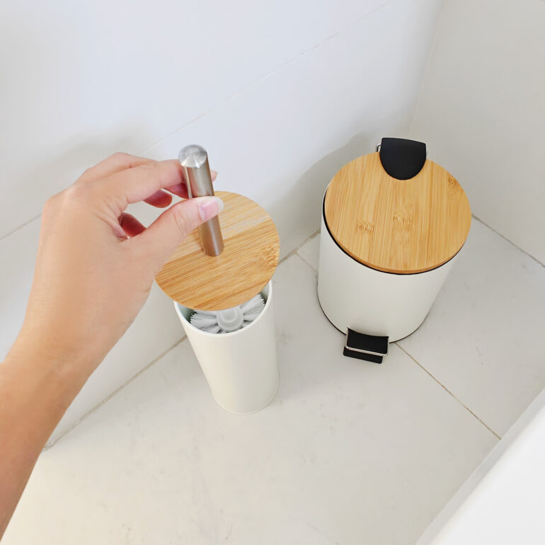 Set Escobilla para inodoro y tacho pequeño NORD con tapa de madera en uso. Porta cepillo limpia inodoro de diseño escandinavo, decorativo y funcional color blanco.