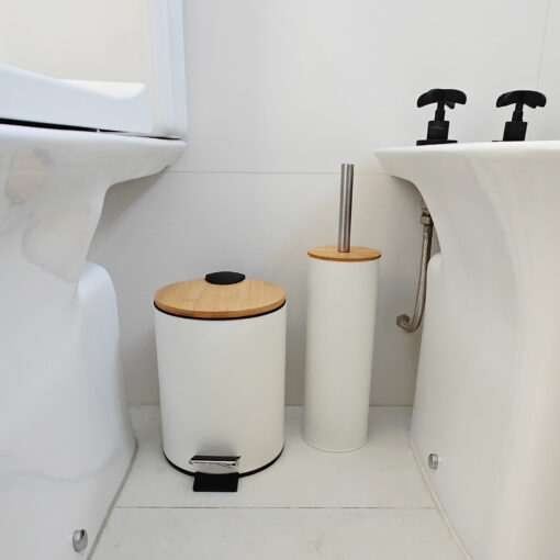 Set Escobilla para inodoro y tacho pequeño NORD con tapa de madera en baño moderno. Porta cepillo limpia inodoro de diseño escandinavo, decorativo y funcional color blanco.