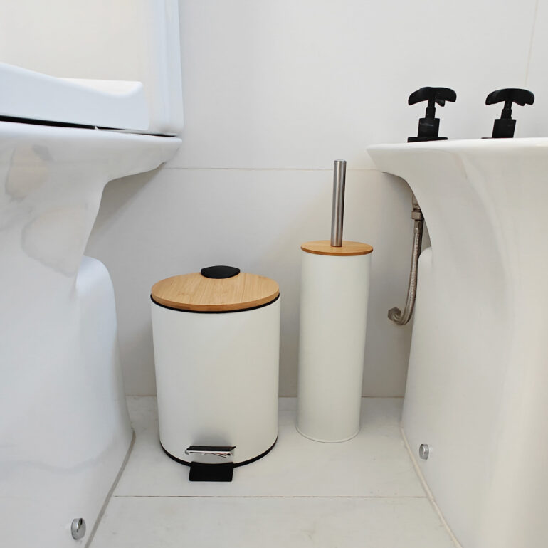 Set Escobilla para inodoro y tacho pequeño NORD con tapa de madera en baño moderno. Porta cepillo limpia inodoro de diseño escandinavo, decorativo y funcional color blanco.