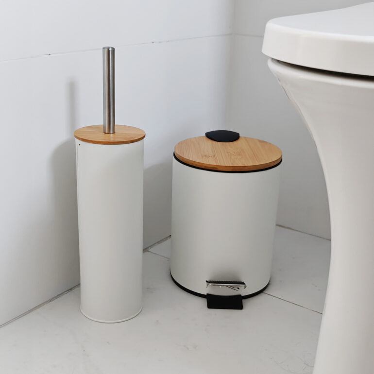 Set Escobilla para inodoro y tacho pequeño NORD con tapa de madera en contexto. Porta cepillo limpia inodoro de diseño escandinavo, decorativo y funcional color blanco.