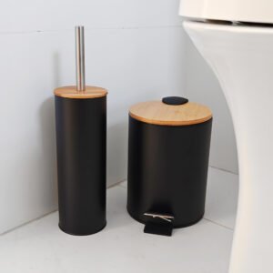 Set Escobilla para inodoro y tacho pequeño NORD con tapa de madera en baño. Porta cepillo limpia inodoro de diseño escandinavo, decorativo y funcional color negro.