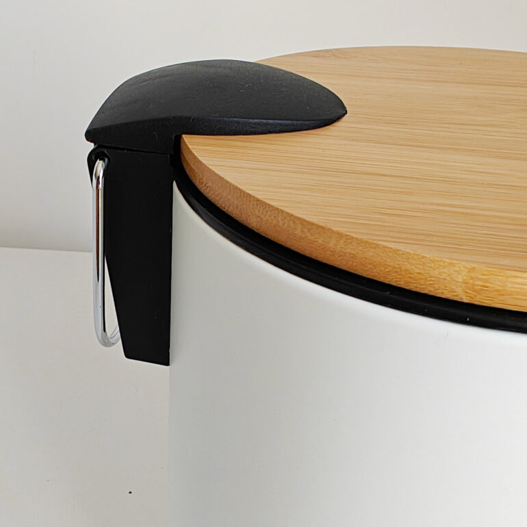 Detalle de la tapa de madera del tacho NORD blanco, diseño escandinavo minimalista para baño.