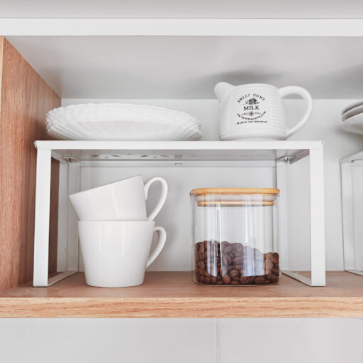 Estante UP de chapa de acero plegada, organizador de alacena, vajillero, color blanco, instalado en alacena con taza, platos, frasco con café y tazas, diseño minimalista y resistente – Muett