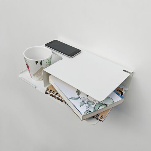 estante diseño original mesa de luz flotante mueble moderno organizador de dormitorio repisa doble para taza libro y celular con pasacables Muett