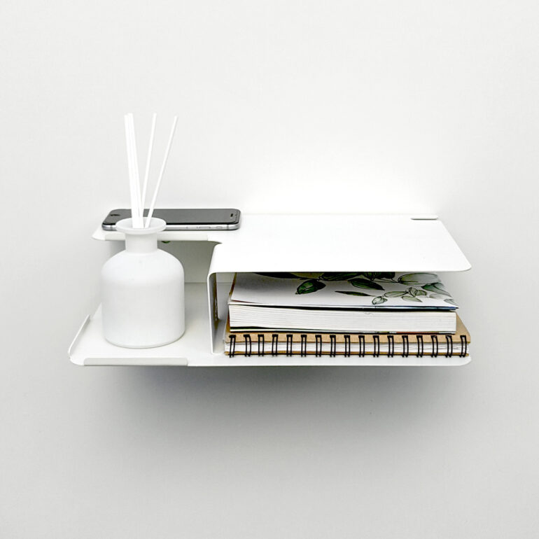 estante diseño original mesa de luz flotante mueble moderno organizador de dormitorio repisa doble para taza libro y celular con pasacables Muett