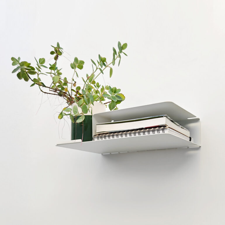 estante diseño original mesa de luz flotante mueble moderno organizador de dormitorio repisa doble para taza libro y celular con pasacables Muett