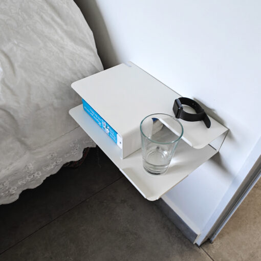 estante diseño original mesa de luz flotante mueble moderno organizador de dormitorio repisa doble para taza libro y celular con pasacables Muett