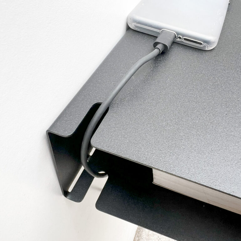 estante diseño original mesa de luz flotante mueble moderno organizador de dormitorio repisa doble para taza libro y celular con pasacables Muett