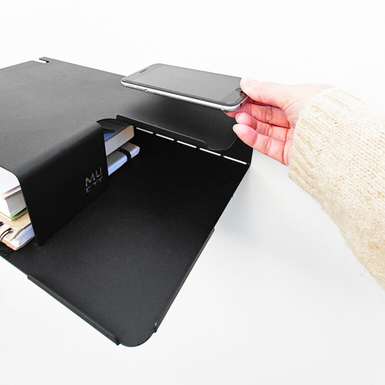 estante diseño original mesa de luz flotante mueble moderno organizador de dormitorio repisa doble para taza libro y celular con pasacables Muett
