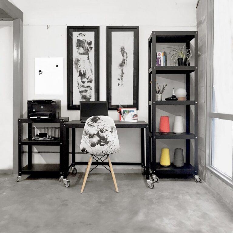 Conjunto de muebles de chapa con ruedas para armar espacio de trabajo tipo home office.