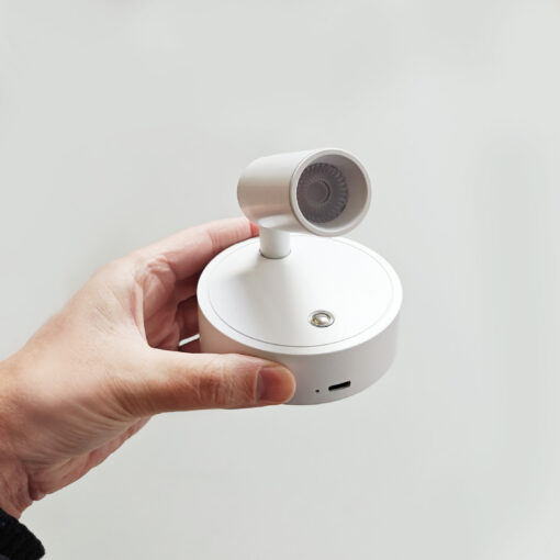 Velador led recargable USB COBI color blanco proporcion con mano sostenido